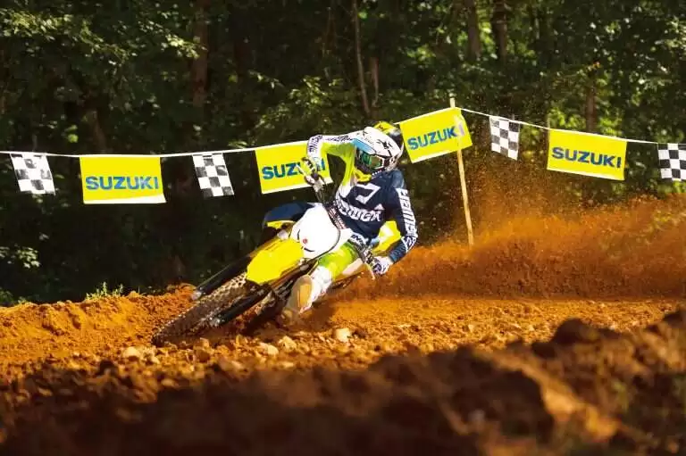 RM-Z450M1_action01-768x511