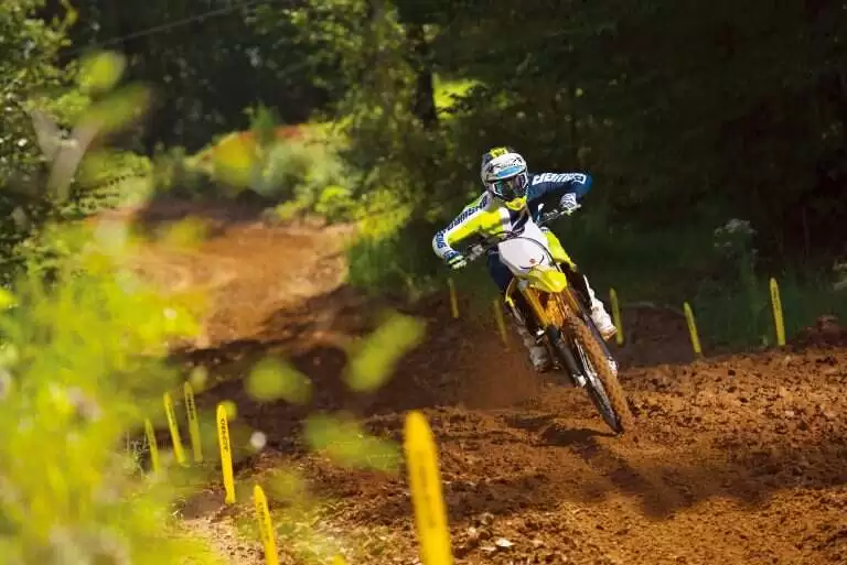 RM-Z450M1_action02-768x513